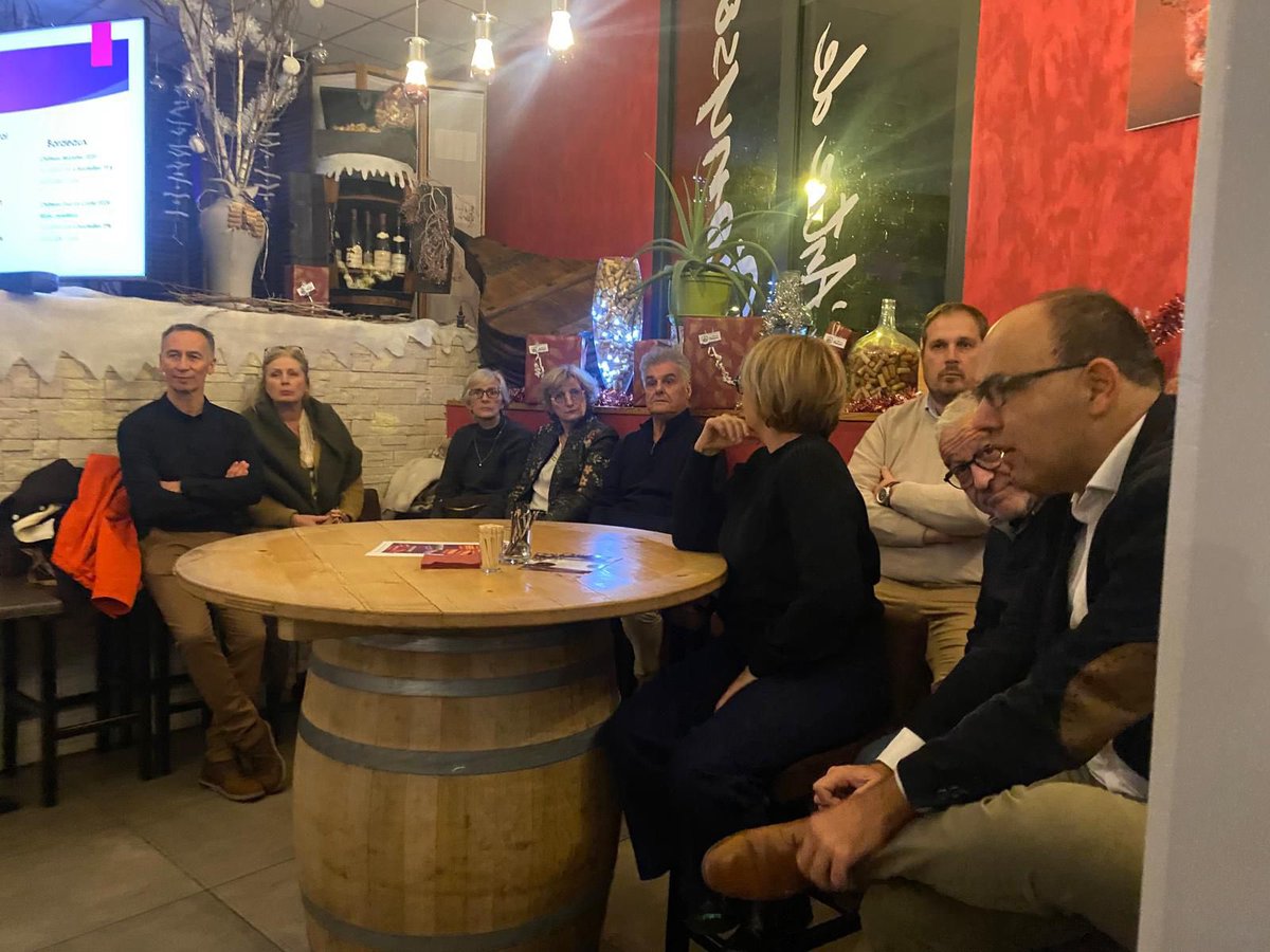 J’ai répondu ce soir à l’invitation du Club des Entrepreneurs d’Auvergne et de son président Christophe Chassaing pour échanger autour du développement économique de notre territoire, et de nos visions pour l’avenir de notre ville et métropole. Merci pour ces riches discussions.