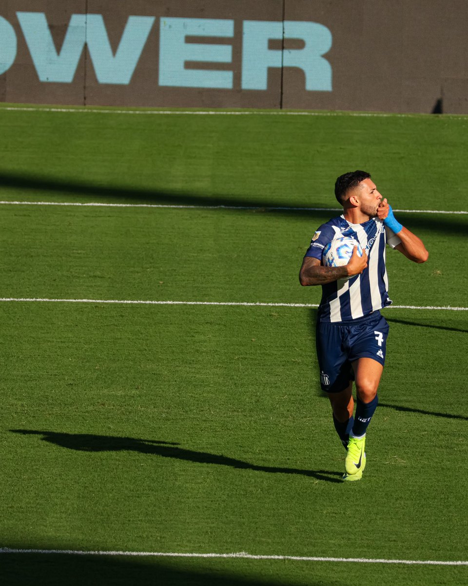 Lejos de ser tu mejor versión, lo seguiste viviendo como uno de nosotros.

No fue como esperabas, no fue como esperábamos.

Metiste el gol donde comenzó a gestarse la permanencia en primera. De los más gritados en mi vida.

Gracias, Talleres es tu casa.