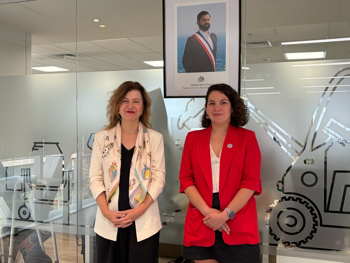Hoy, la directora regional <a href="/ONUMujeres/">ONU Mujeres</a>, Bibiana Aido, se reunió con la ministra de Desarrollo Social y Familia, <a href="/javieratoroc/">Javiera Toro Cáceres</a>. Se destacó el avance del proyecto de Ley “Chile Cuida” en el Congreso y la importancia de seguir fortaleciendo el trabajo conjunto en esta agenda en 🇨🇱.