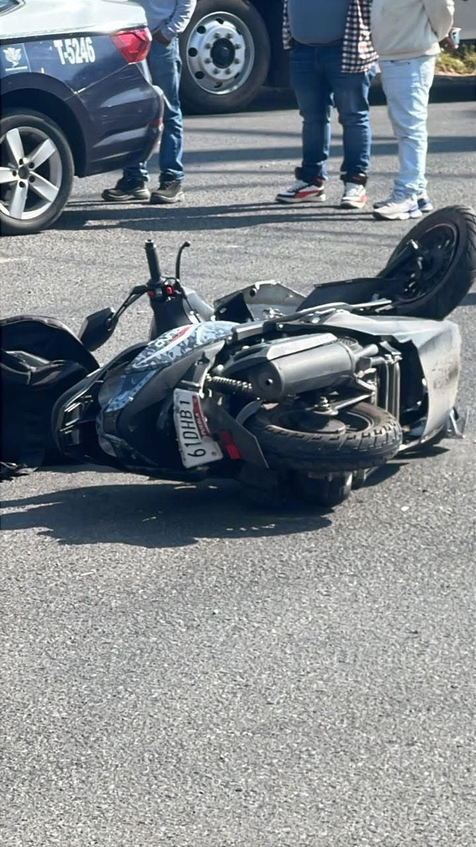 PoderNoticiaPue's tweet image. 🚨🛵 En el camino que conduce a San Lorenzo, cerca del complejo de Volkswagen, una unidad tipo pipa terminó por arrollar a una motociclista. Personas que presenciaron el hecho piden ayuda para contactar a sus familiares. 📍⚠️

@CuautlancinGob 
#PoderNoticiaPue…