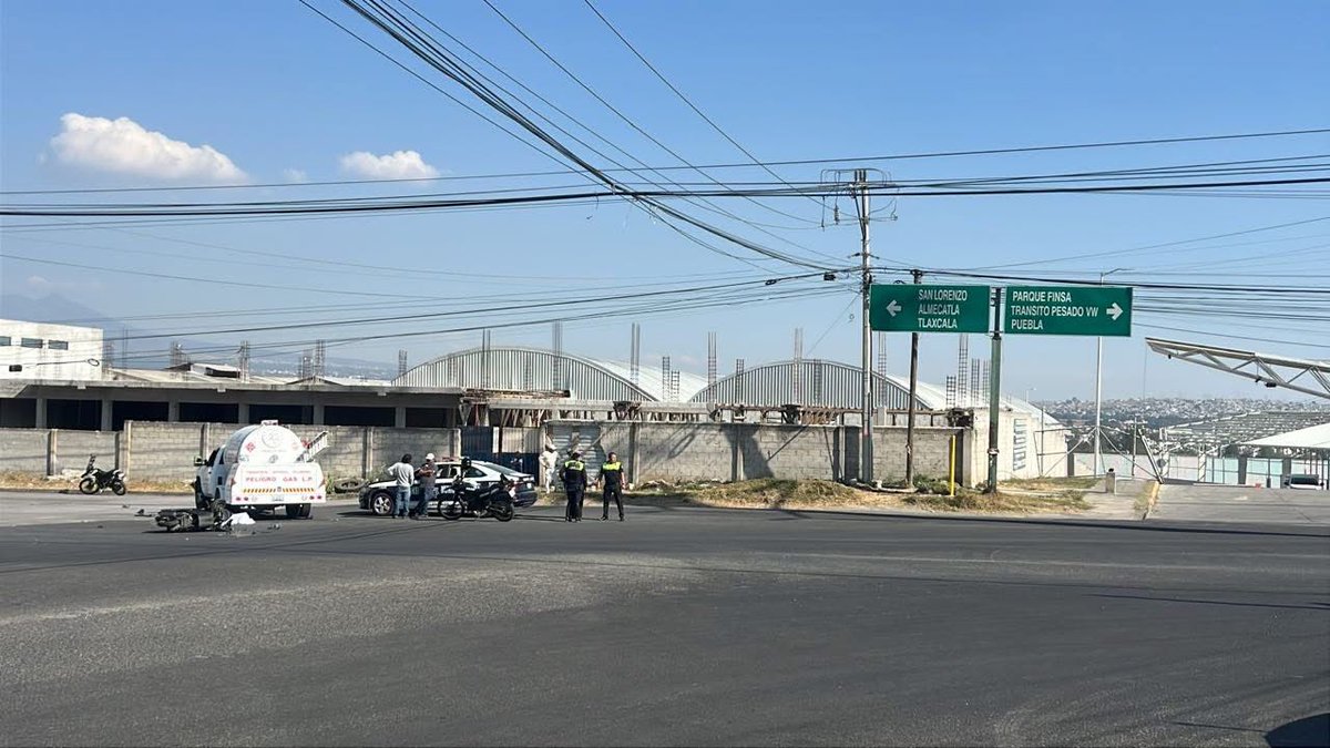PoderNoticiaPue's tweet image. 🚨🛵 En el camino que conduce a San Lorenzo, cerca del complejo de Volkswagen, una unidad tipo pipa terminó por arrollar a una motociclista. Personas que presenciaron el hecho piden ayuda para contactar a sus familiares. 📍⚠️

@CuautlancinGob 
#PoderNoticiaPue…