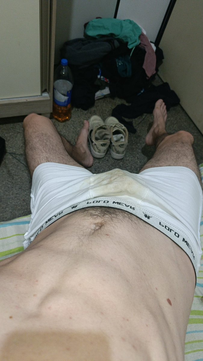 O que faria se tivesse aqui... (Só pode escolher uma opção) : 

1 cheiraria meu tênis e meia
2 cheiraria minha cueca 
3 chuparia meu pé
4 beberia o mijão da garrafa

Da RT se faria os 4 kkkk