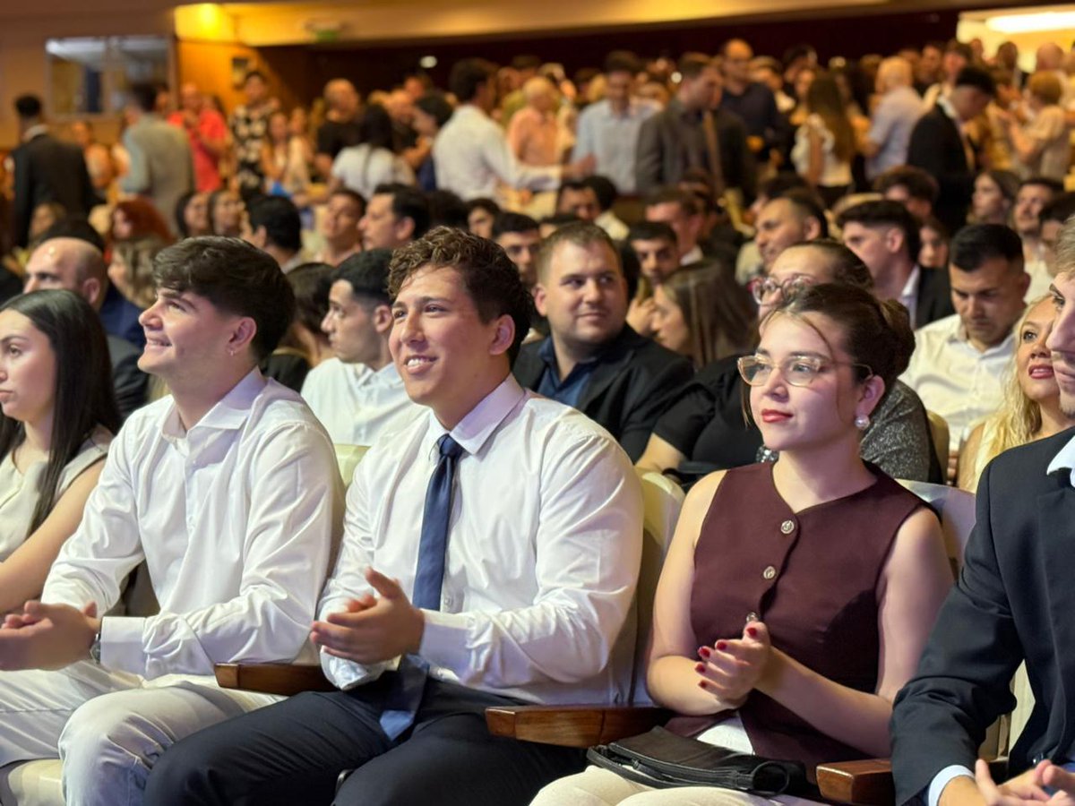 Ingreso de los egresados.
Aplausos, nervios y ese momento donde todo lo vivido cobra sentido. 🎓✨