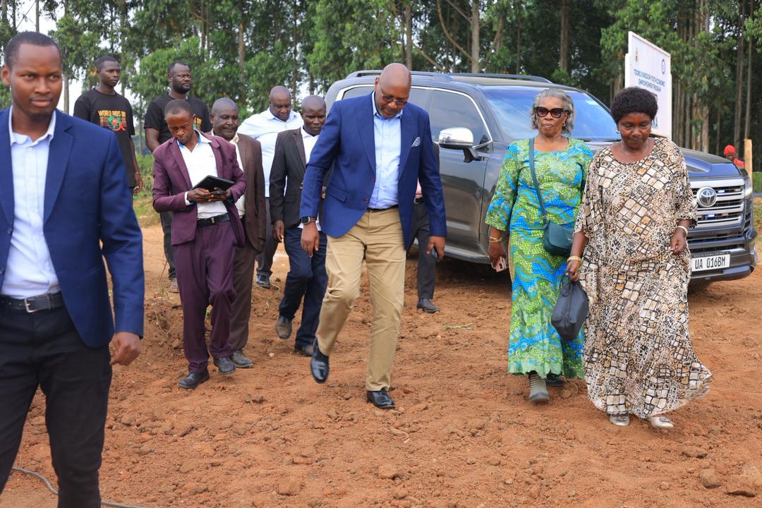 Joshfalconbacwa's tweet photo. @ObukamaBwaTooro  has launched Phase 2 of its Youth Economic Empowerment Program in Kyaka, featuring new coffee &amp; cocoa mother gardens, modern seedling nurseries, a hatchery, and an ICT Centre, all aimed at boosting productivity, jobs, and digital skills for the youth.
#Tooro https://t.co/EA5ulwTaNt