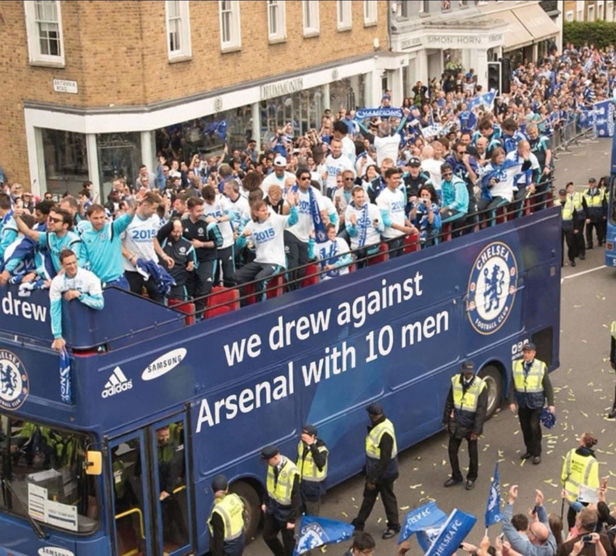 _TheSuper7_'s tweet image. Sunday 30th November: Chelsea beat Arsenal 1-1 with the best team in the world and become title favourites and the fans go crazy
Wednesday 3rd December: Chelsea lose 3-1 to Leeds and the fans have dissappeared

WORLDS SHORTEST TITLE RACE🤣🤣 #LEECHE #AFC #CFC