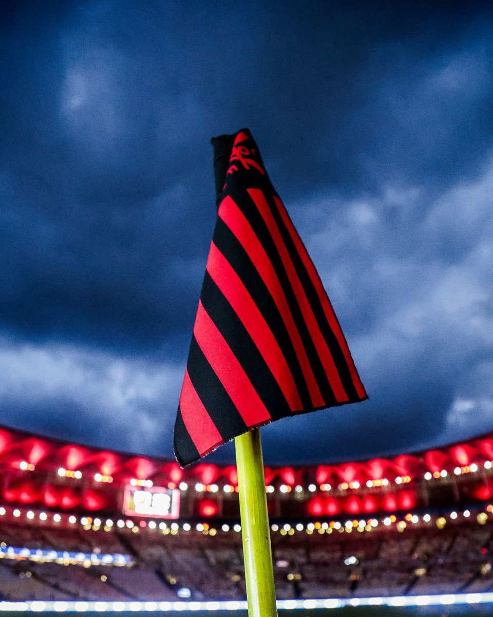 Flamengo's tweet photo. BOA NOITEEEEEE, NAÇÃOOOO RUBRO-NEGRA! ÀS 21H30, O MENGÃO VAI EM BUSCA DO TÍTULO DO BRASILEIRÃO DIANTE DO CEARÁ! SÓ A VITÓRIA INTERESSA PARA O MAIS QUERIDO! VAI PRA CIMA DELES, MENGOOOO! 🟥⬛️

#FLAxCEA https://t.co/jiSMA3NuoG
