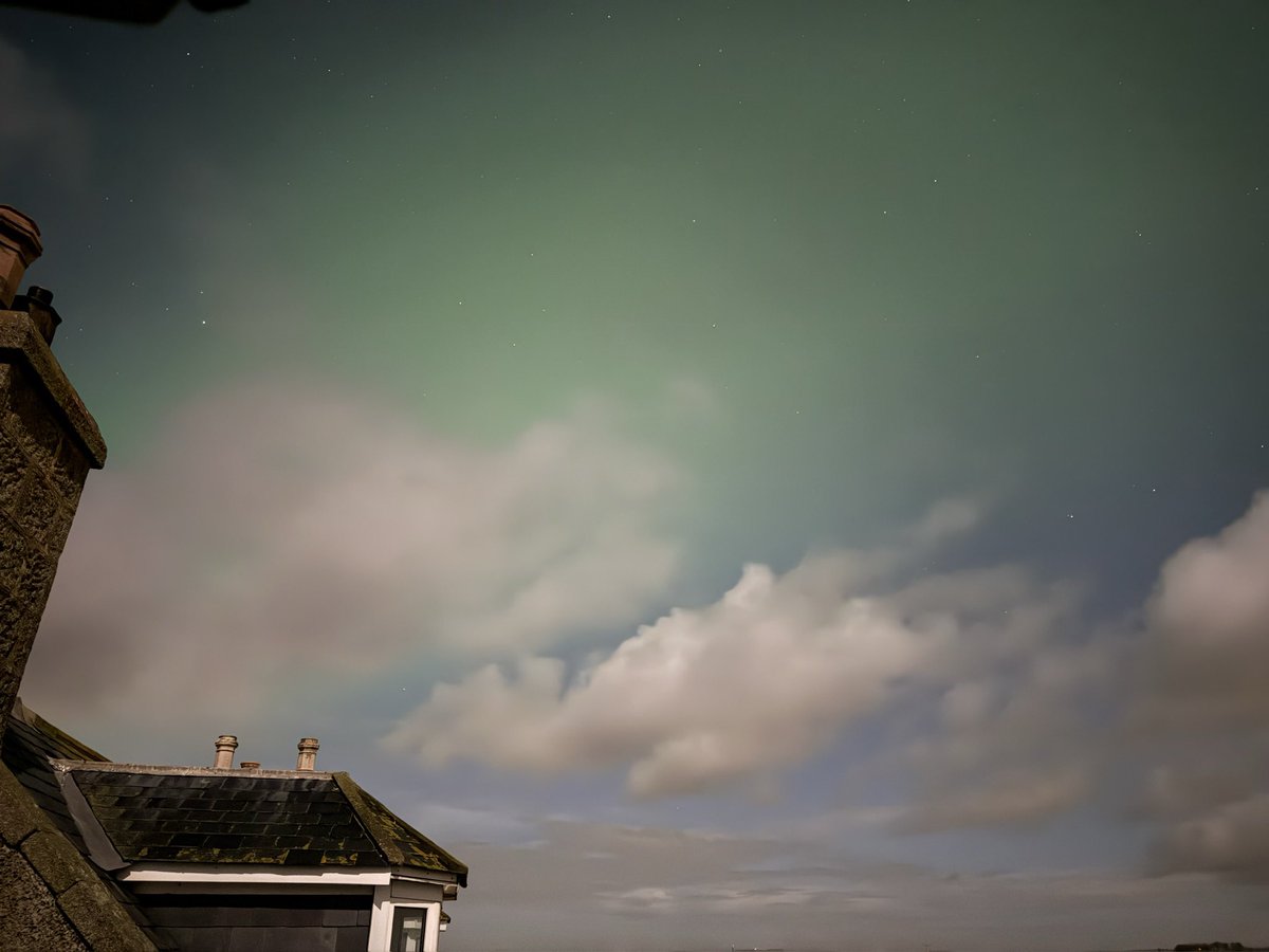ma11ing's tweet image. @Aurora_Alerts @AuroraNotify @aurorawatchuk @BBCWthrWatchers @BBCScotWeather @MetMattTaylor @metoffice NE Scottish coast to ight between 19.30 &amp;amp; 20.30, never seen it so green. A bright Moon was too much tonight.