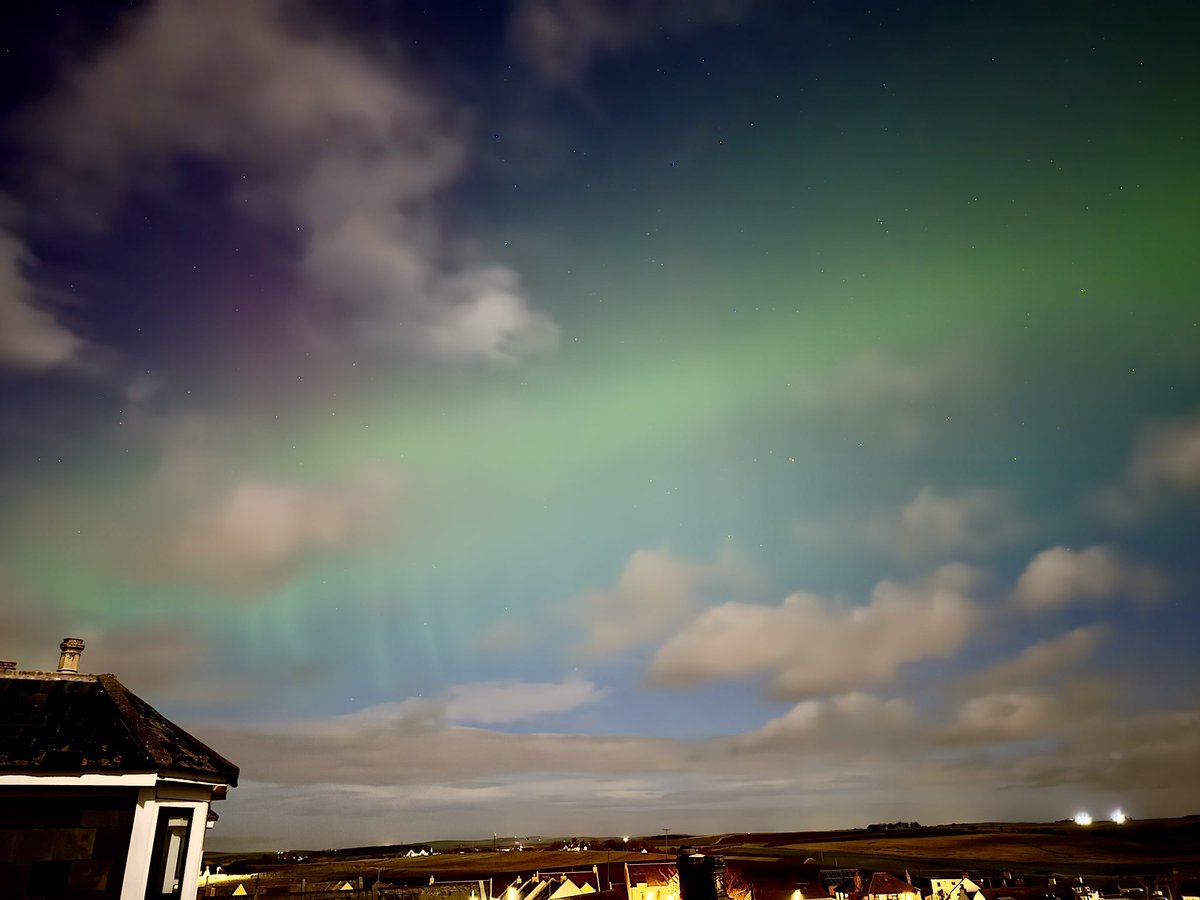 ma11ing's tweet image. @Aurora_Alerts @AuroraNotify @aurorawatchuk @BBCWthrWatchers @BBCScotWeather @MetMattTaylor @metoffice NE Scottish coast to ight between 19.30 &amp;amp; 20.30, never seen it so green. A bright Moon was too much tonight.
