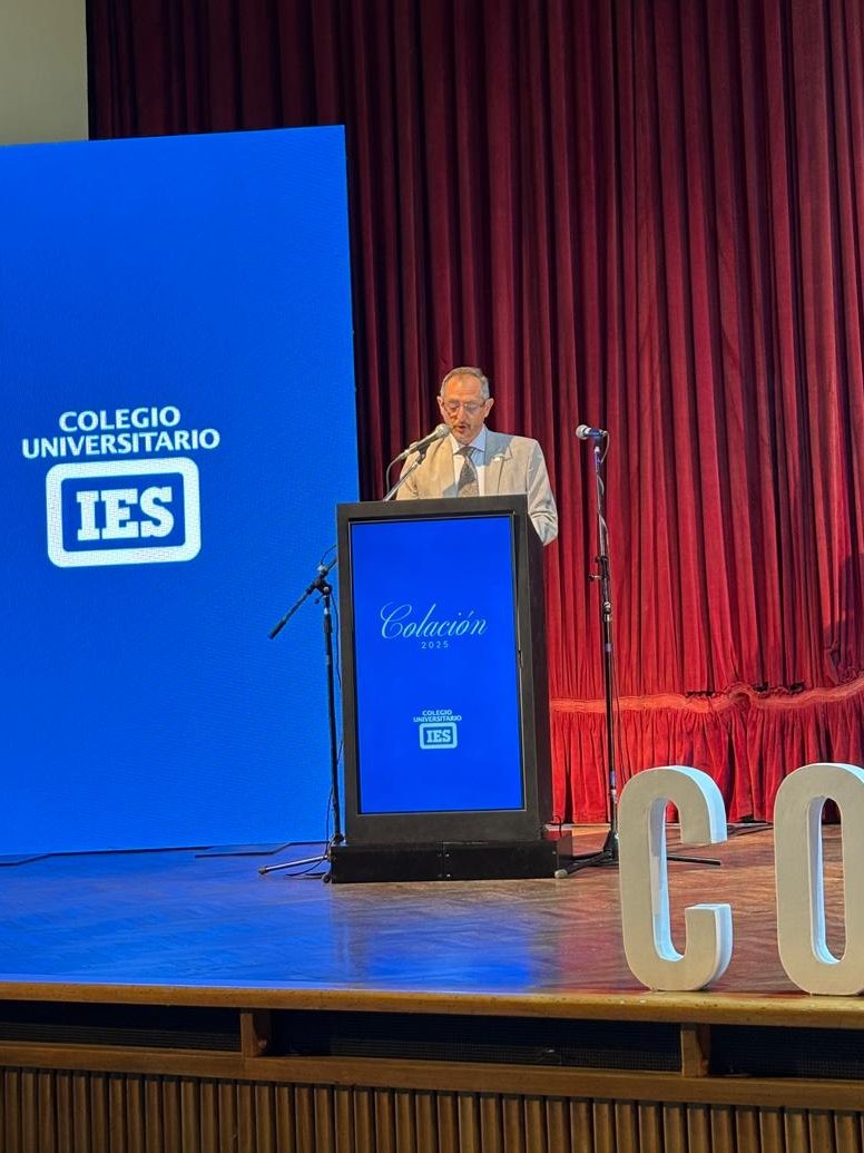 “Al cruzar la meta llevan la experiencia de trabajar en equipo con sus compañeros, el apoyo de la familia y
la pasion por lo que hacen.“ | Palabras del Director Académico en la Colación IES 2025.
 #TuFuturoTeHabla