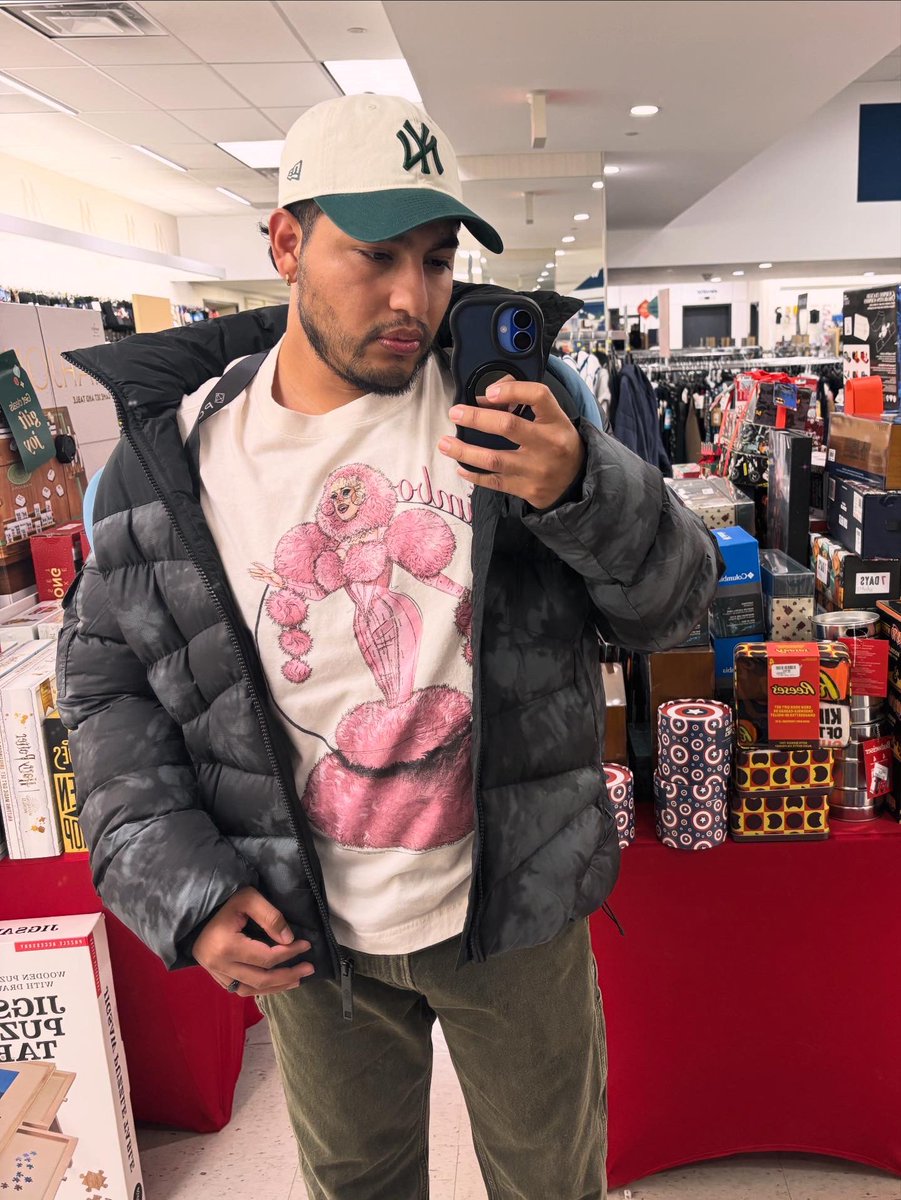 actionaleex's tweet photo. I’m in love with my T-shirt of @jimbodragclown. 😍 https://t.co/roE88fOp0e