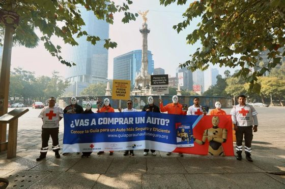 elpoderdelc's tweet image. 📢Hoy voluntarios de la @CruzRojaMX y simuladores de choque (dummies) entregaron a conductores la Guía para comprar un auto más seguro y eficiente, en un mercado donde aún se comercializan vehículos que carecen de los estándares mínimos de seguridad. f.mtr.cool/baryizymtx