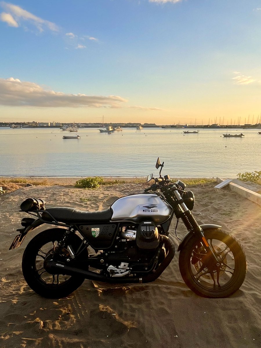 RonysGarage's tweet photo. 秋の夕暮れ
#motoguzzi https://t.co/8F8x6oOl9K