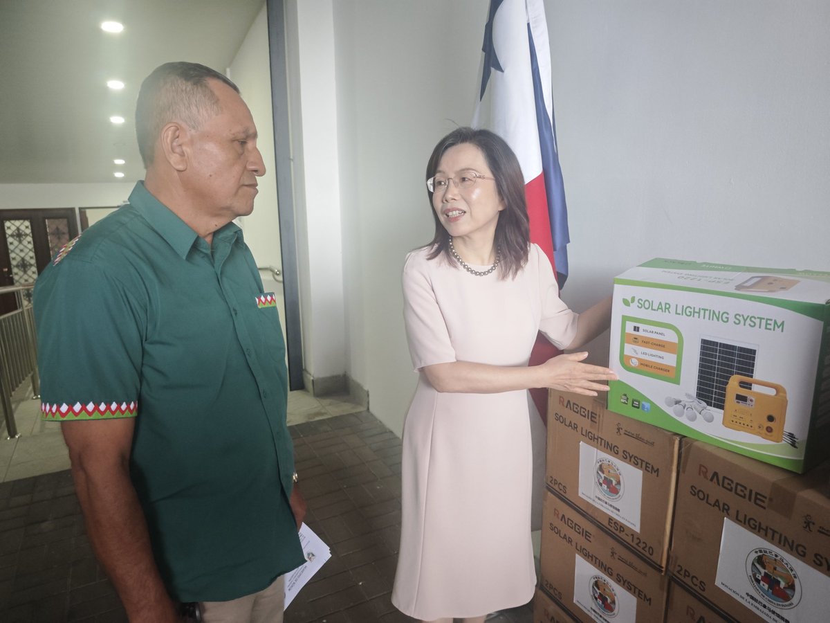 Donamos un lote de kits de energía solar para uso doméstico al Distrito de Ñürüm de la Comarca Ngäbe-Buglé que serán entregados a las familias más necesitadas. La Embajadora Xu Xueyuan <a href="/ChEmbPa/">Xu Xueyuan徐学渊</a> y el Alcalde Pedre Camaño intercambiaron opiniones sobre temas como la formación de la