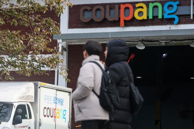 "군 부대 건물 동까지 배송지 기재"... 군대와 기업까지 '보안 구멍 우려' 초긴장

주소와 공동현관 비밀번호까지 유출됐음을 시인하면서다. 군 부대는 기밀인 군 부대 상세 주소를, 기업은 출입증 없이 사내에 진입할 수 있는 위치 등을 쿠팡 배송지로 남겼다가 발칵 뒤집혔
hankookilbo.com/News/Read/A202…