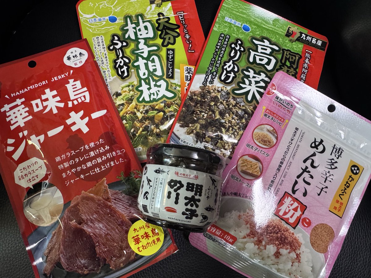 yuutter's tweet image. 吹雪いてる中、暑かった（熱かった）福岡の思い出。

職場のお土産にしたけどドーナツ棒って美味しいんね！めっちゃしっとり。リピ確定。
ふりかけ大好き民はスーパーへ走る(笑)
液体系も美味しそう。

ガチャってすぐキーホルダーになったピックバッジ🎸🎸🎸背中ジャラジャラ。