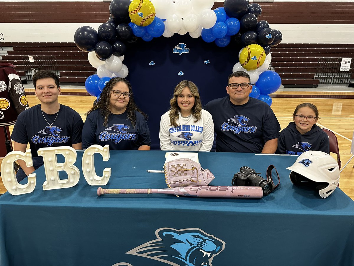 ChrisThomasson7's tweet photo. Sinton’s Caylen Castro signed with Coastal Bend College Softball earlier in the day. (📸: Coach Mike Troutman). https://t.co/Qau3u4PRth