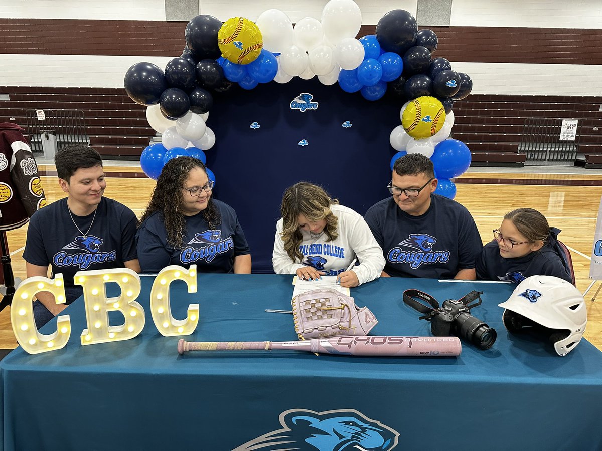 ChrisThomasson7's tweet photo. Sinton’s Caylen Castro signed with Coastal Bend College Softball earlier in the day. (📸: Coach Mike Troutman). https://t.co/Qau3u4PRth