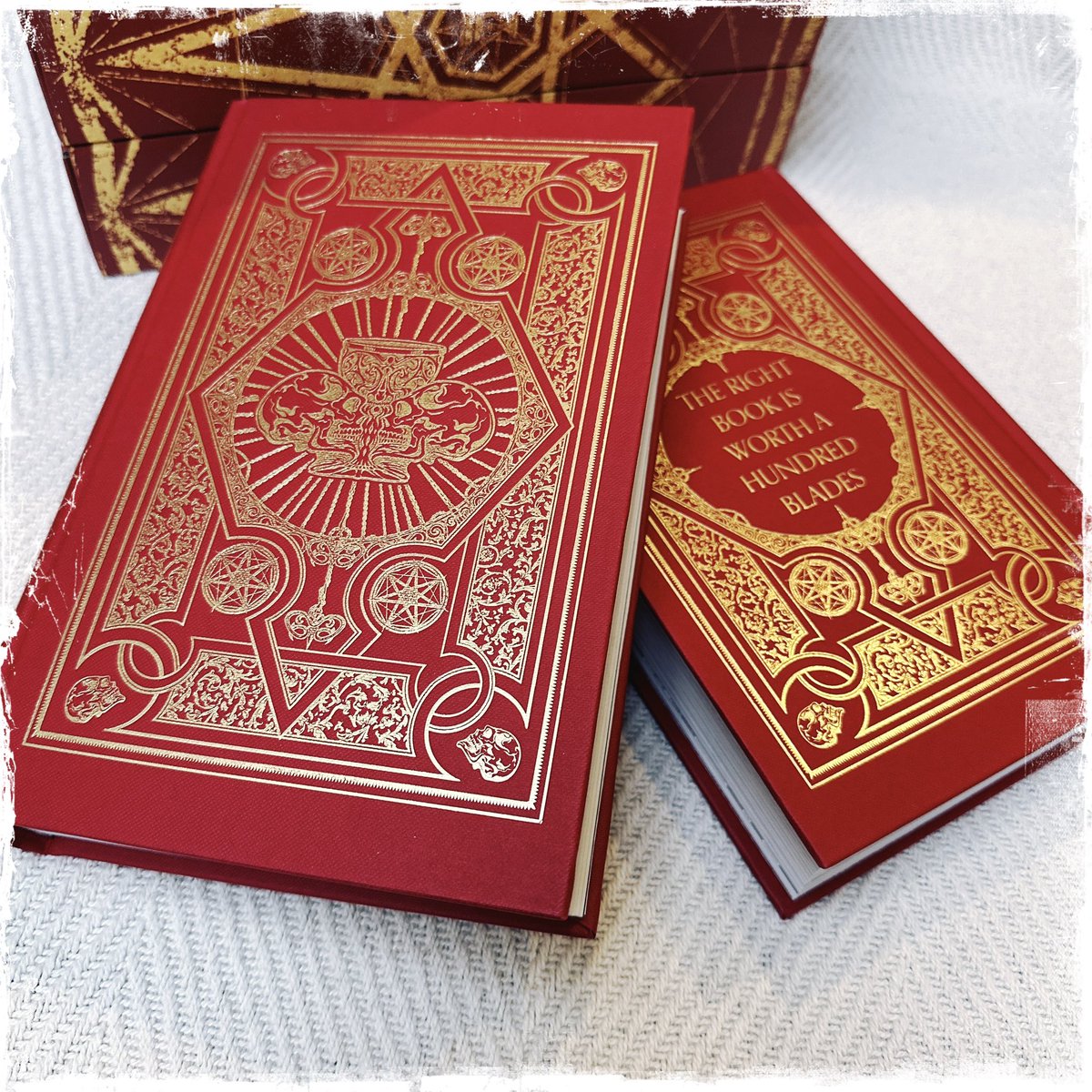 The EMPIRE OF THE DAMNED deluxe edition is out now. 

36 FULL COLOR illustrations by the amazing <a href="/monolimeart/">Bon Orthwick</a> 

Print run is strictly limited - once they’re done, they’re gone. 

Buy here: smarturl.it/EOTD-Illustrat…