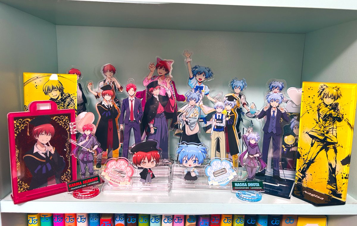 私へ。 8ヶ月後にはその棚に入り切らない程のアクスタが手に入ります