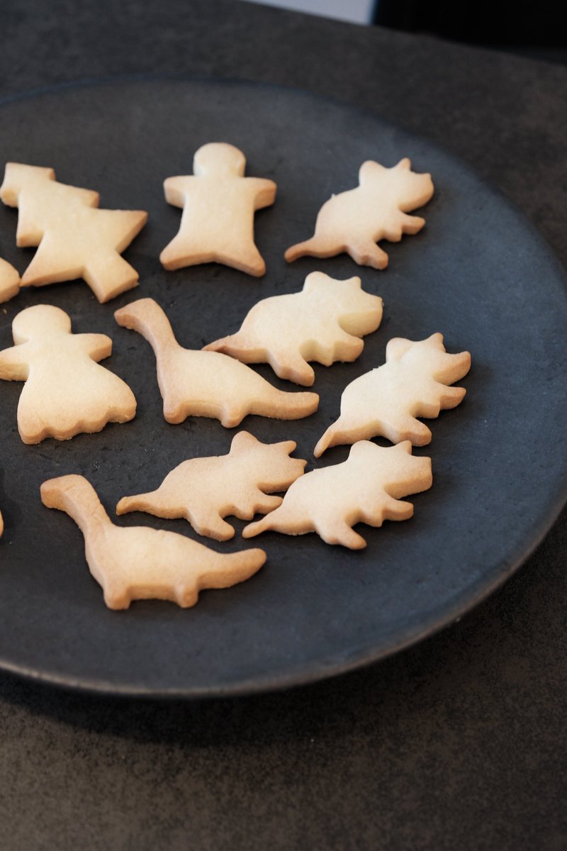 こちらで報告できてなかったのですが…先日第二子を出産しましてお休みいただいてます👶 今年は忘年会とか全然いけずに寂しいけど、ランチとかお茶なら行けるので何かの機会があったらぜひ誘ってください☕️
(写真はこの間長男と作ったクッキー)