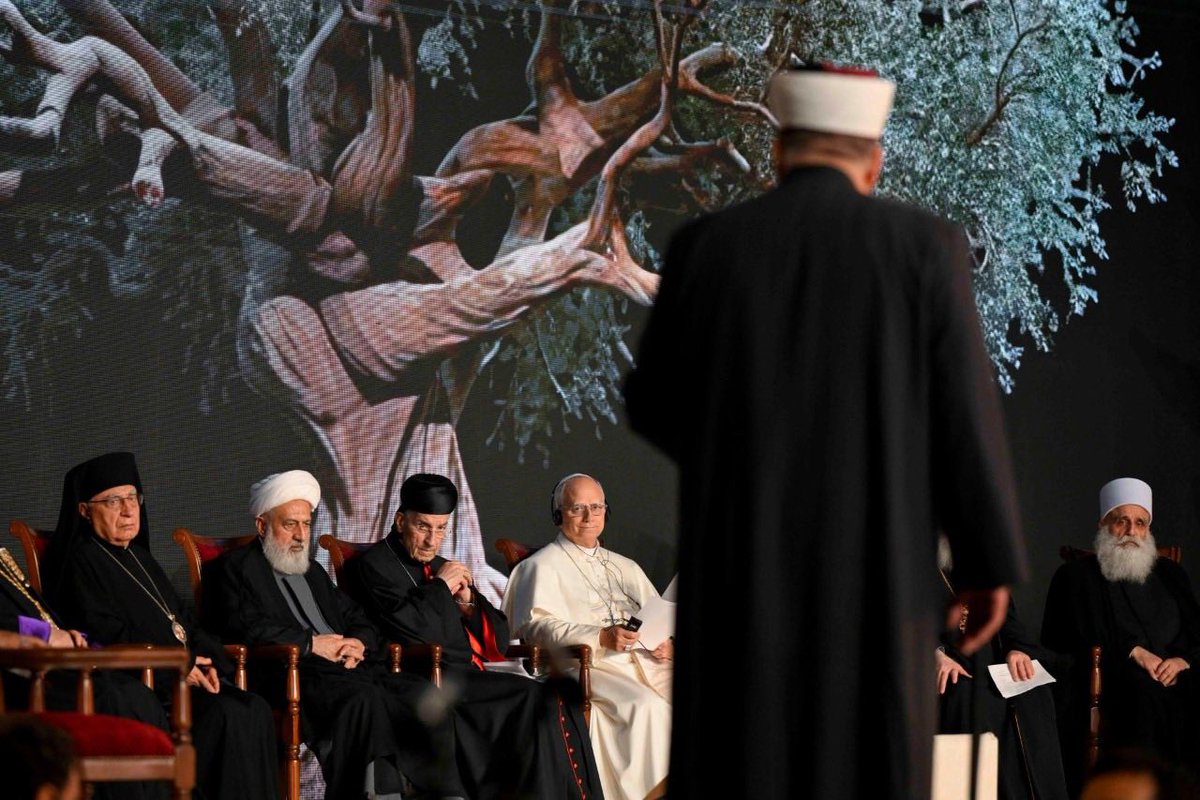 "This is “the very core of interreligious dialogue itself: the discovery of God’s presence beyond all boundaries and the invitation to seek him together with reverence and humility" #PopeLeoXIV during the ecumenical and interreligious meeting.

Read➡️ zenit.org/0bo2