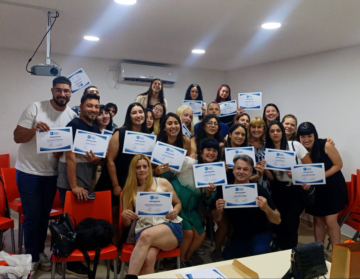 El nuevo curso de Auxiliares de Farmacia de la Fundación <a href="/PuntoFarma/">PuntoFarma</a> llega a su fin. Es una gran satisfacción acompañar a esta generación de jóvenes ilusionados y capacitados, listos para integrarse al equipo laboral de las farmacias.
