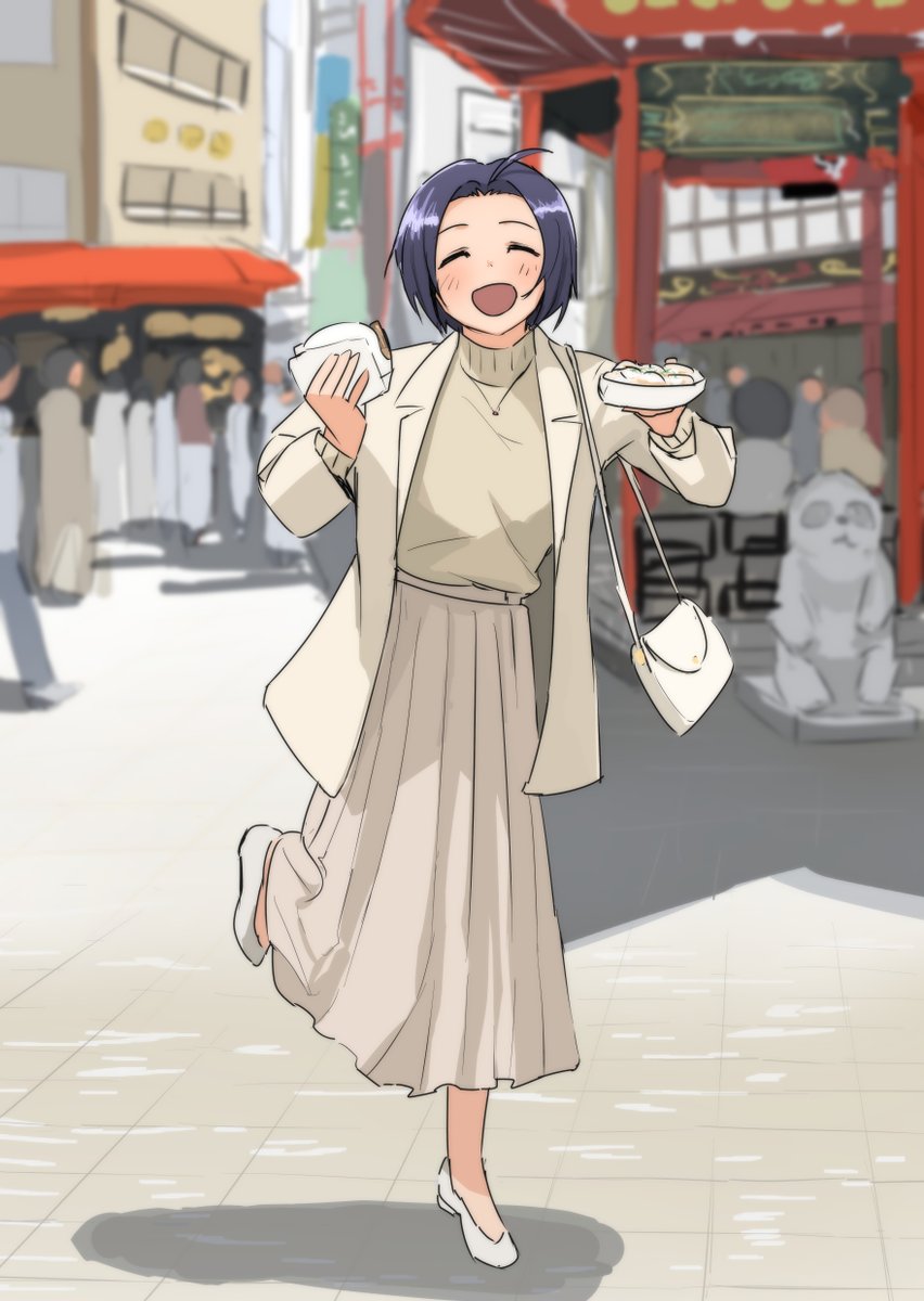 角煮まんじゅうと焼き小龍包をもってご機嫌のあずささん。