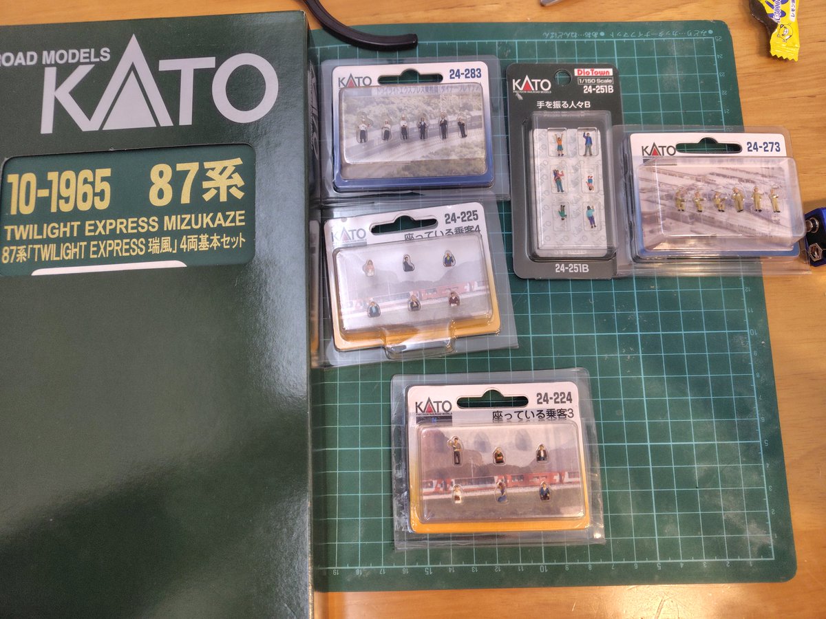 ASpecialrapid's tweet photo. 泊まり明けたので今日は昨日買った模型用人形を瑞風に設置して行きたいと思います！
車内の加工するのは始めてだけど、うまくいくかな… https://t.co/eVteEjp6tS