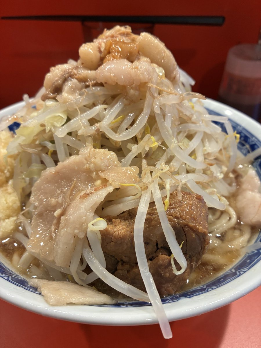 NF_JIRO's tweet photo. ㊗️㊗️㊗️㊗️㊗️開店🎉🎉🎉🎉🎉
ラーメン二郎名古屋大曽根店
大豚全部

デロフワ細麺と非乳化醤油のゴールデンタッグ
最高の仕上がり
良心的な麺量で即食
並びはえげつない(開店90分前で30人超) https://t.co/Jbo7DJfnS9