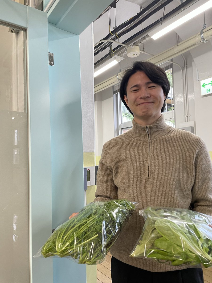 omami_eiyoshi's tweet photo. FGN産の採れたて #OYASAI
配達いただきました〜🏃➡️🥬
みんなでさっそくつまみ喰い…
フレッシュで最高でした!
そのまま食べられるのが、なお最高…✨
#管理栄養士 #eatas
#FGN https://t.co/QQQpTkjoBP