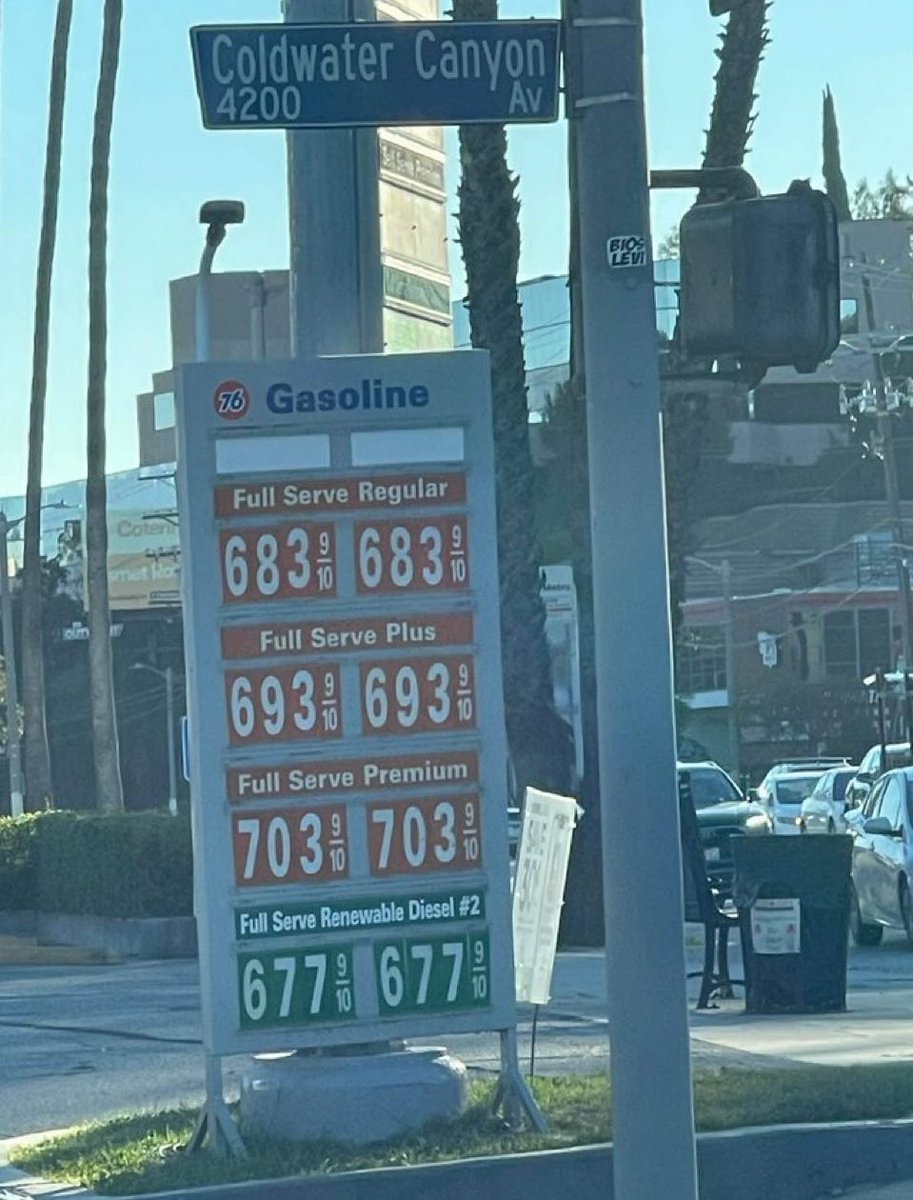 ExitedTheMatrix's tweet image. Gas prices in LA, while I just paid $2.49 tonight in the Midwest 🤔