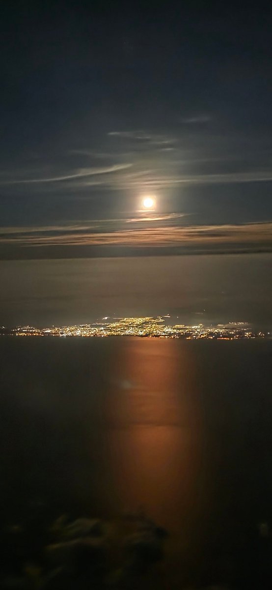 CapiDiaz84's tweet photo. Bajo la luna del 3 de diciembre de 2025 a las 5:30am, Playa del Carmen brilló como si el mar también soñara. @VivoEnCancun https://t.co/8EsaokUh2G