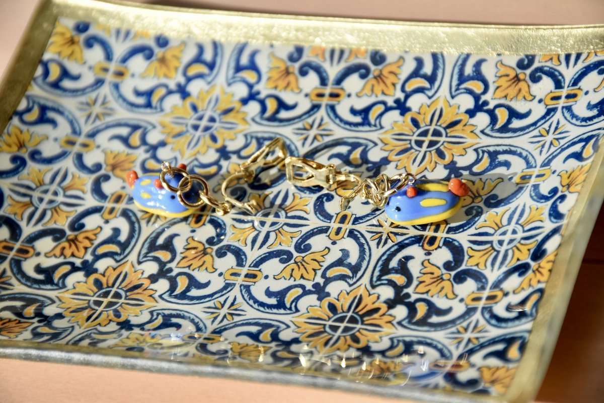 CrayRaan's tweet image. アンナウミウシのイヤリングを作りました。
#樹脂粘土　#イヤリング　#アンナウミウシ