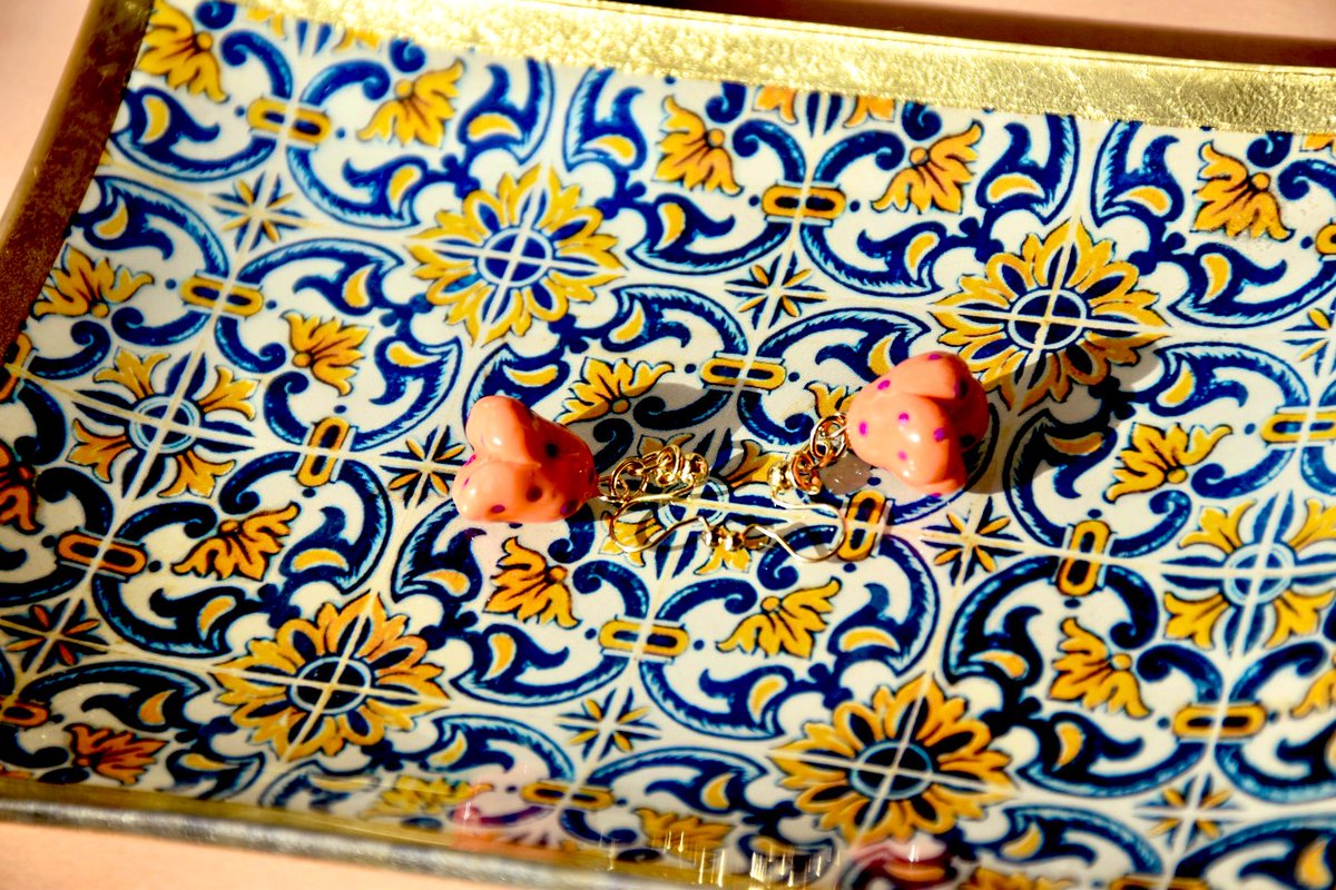 CrayRaan's tweet image. ヒョウモンタコさんウインナーのイヤリングを作りました。
#樹脂粘土　#イヤリング　#ヒョウモンタコさんウインナー