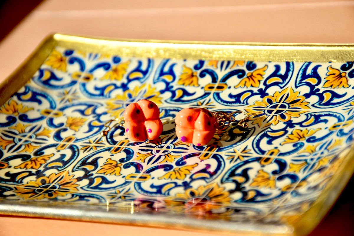 CrayRaan's tweet image. ヒョウモンタコさんウインナーのイヤリングを作りました。
#樹脂粘土　#イヤリング　#ヒョウモンタコさんウインナー