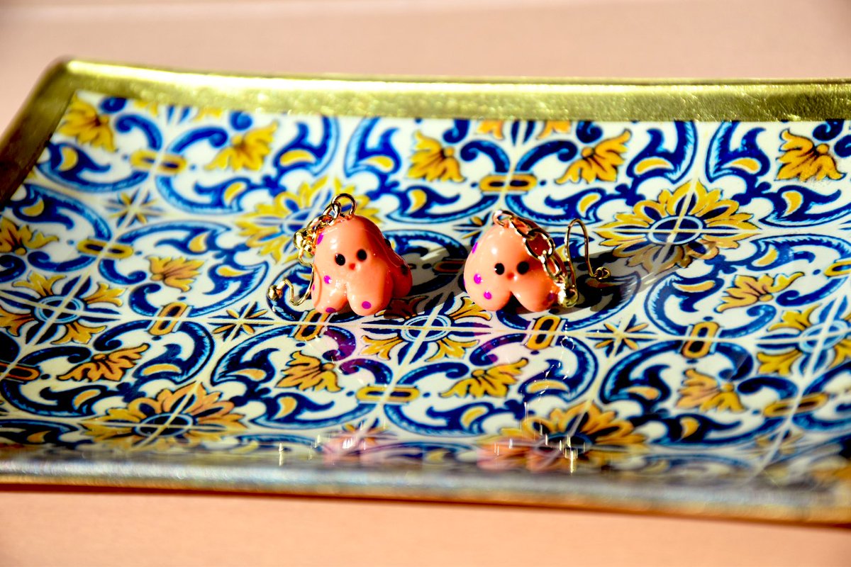 CrayRaan's tweet image. ヒョウモンタコさんウインナーのイヤリングを作りました。
#樹脂粘土　#イヤリング　#ヒョウモンタコさんウインナー