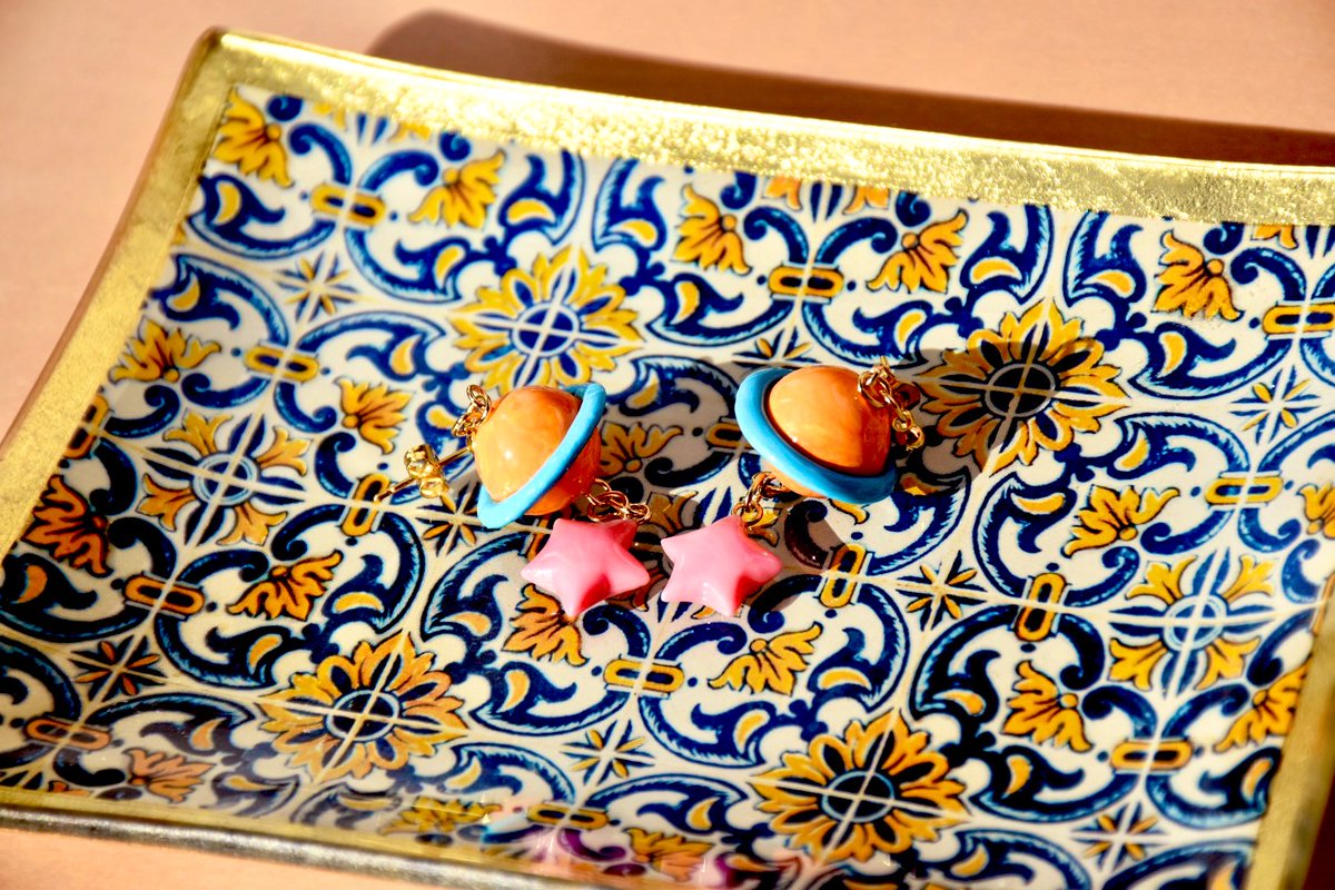 CrayRaan's tweet image. 土星と星のピアスを作りました。

#樹脂粘土　#ピアス