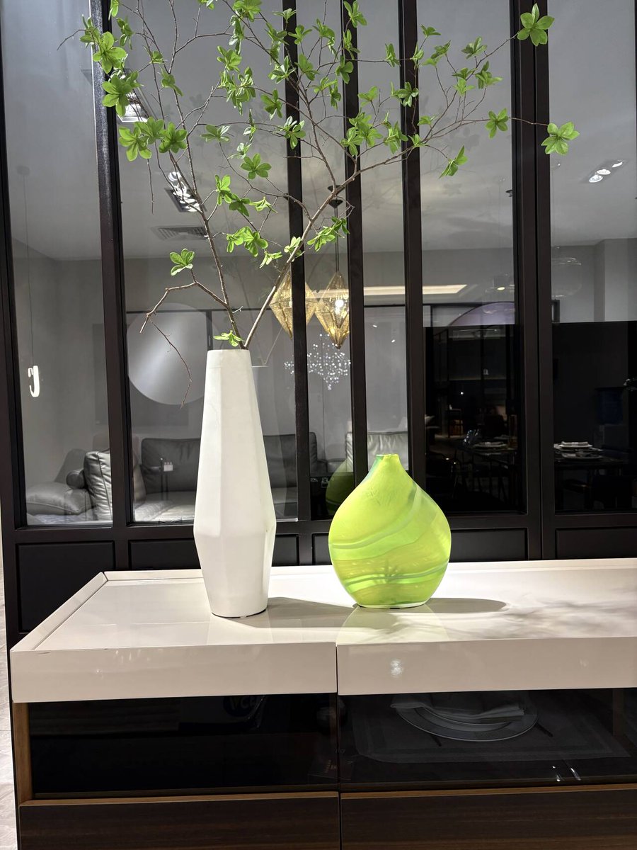 sijia812605's tweet image. Pieces that bring a calm rhythm into the room — nothing loud, nothing forced, just objects that sit well in their place.
Each setup focuses on balance.
Stop by Shunde Empire Furniture and explore the layouts at your own pace.

#interiorstyle #homespaces #modernliving #designnotes