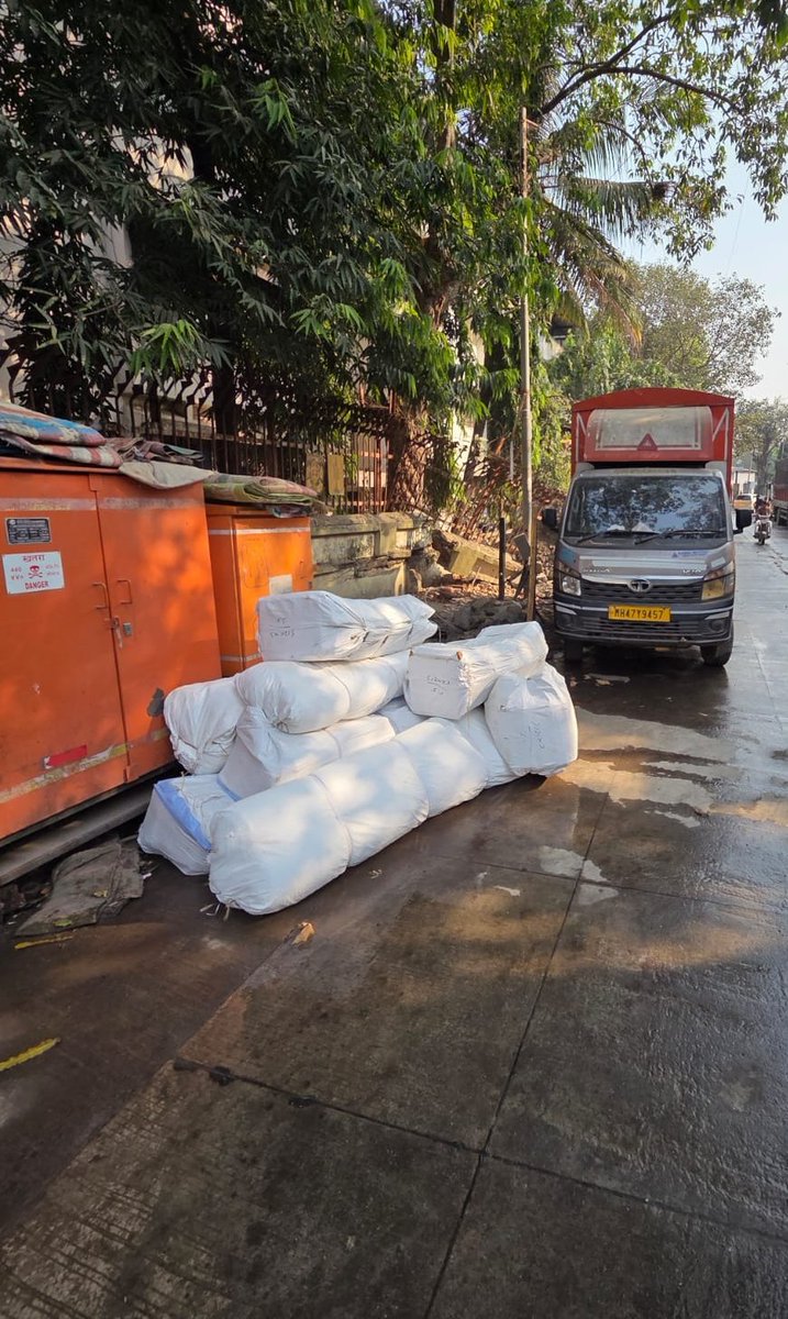 mumbaisantz's tweet photo. Road no 5, TPS6, Santacruz West, Mumbai 400054, Road has become godown from 6.00 am to 11.00 pm, Is this encroachment allowed with permission, Residents are harassed and if requested to move are abused @MTPHereToHelp @mybmcWardHW #footpaths #encroachments https://t.co/s6hnkFMOHC