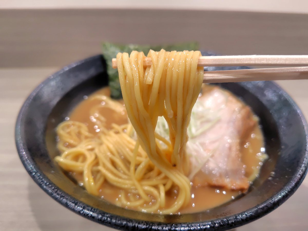 豚骨らーめんガチ豚 元プロキックボクサーの経歴を持つご主人が有名