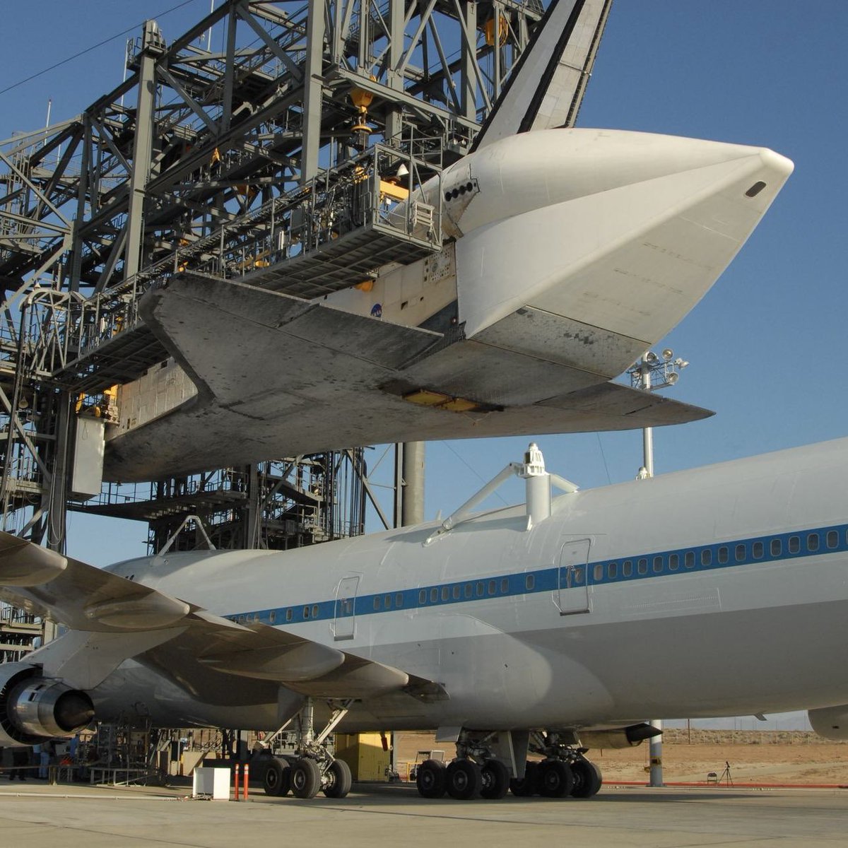 Boneyardsafari's tweet image. Here is the loading of a Space Shuttle on to the 747SCA #spaceshuttle #747sca #nasa #boneyardsafari #aviationsafari