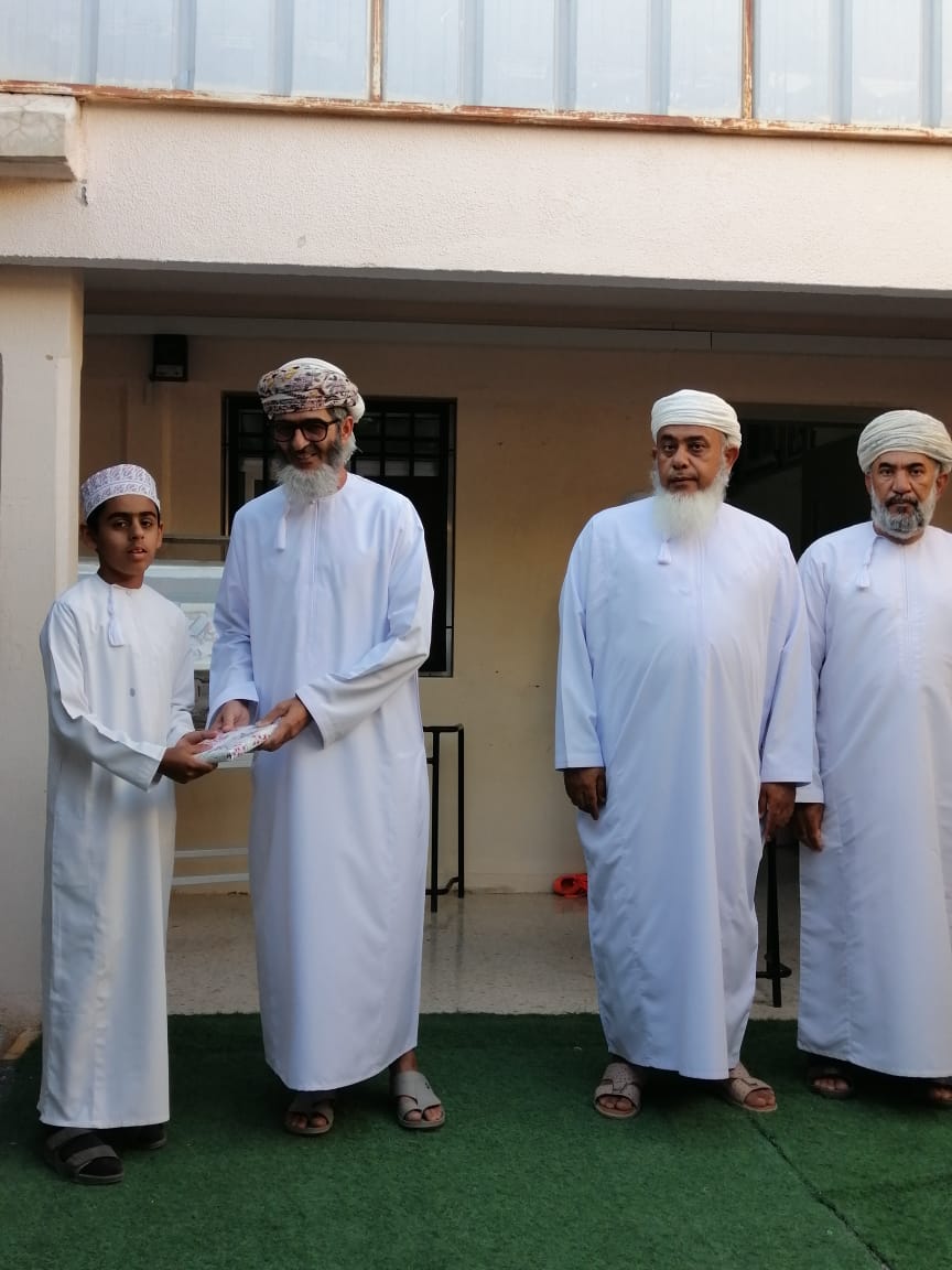 كرم الاستاذ/أحمد الشيذاني مشرف اللغة الإنجليزية أفضل الطلاب إستفادة من مركز مصادر التعلم لشهر نوفمبر وهم محمد بن هلال العامري الصف السادس ب32 استعارة و محمد خليفه العامري الصف التاسع ب31 استعارة والطالب محمد سعيد العامري الصف السادس ب31 استعارة