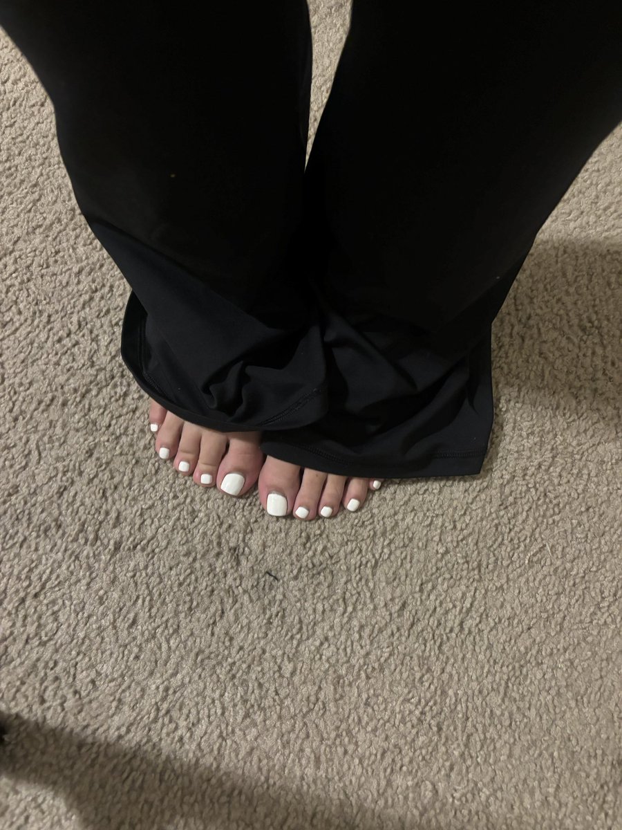 GoddessLillyS23's tweet photo. Long day being me, feet are so sore 😩 https://t.co/PutzUiGovv