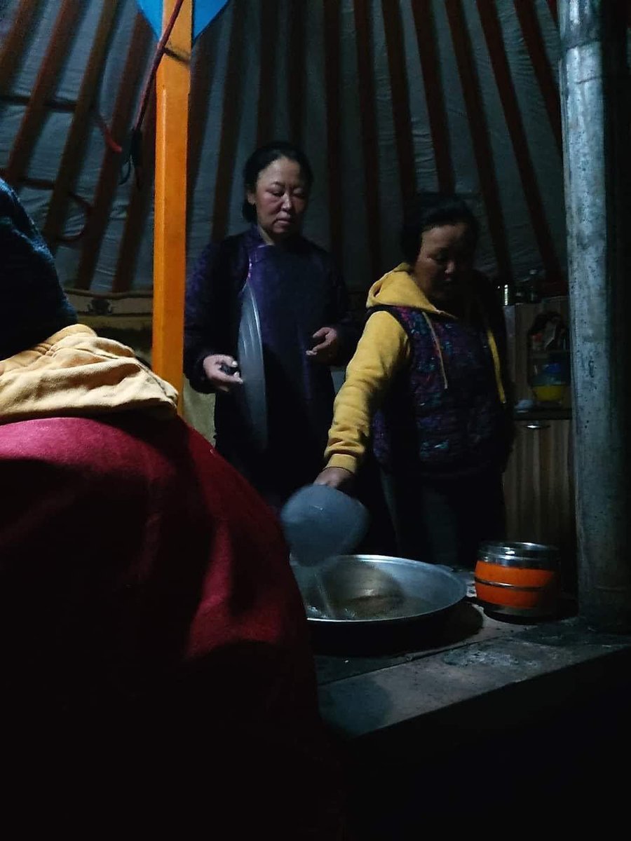 Иргэний пост:  Энэ 12 сарын 16-нд Улаанбаатараас   Эрдэнэцагаан сум руу явж байсан ажилчдын    унаа саатаж -40 хэмд шуурганаар 19 хүн найдлага тасарсан үед айлын бараа харж, биднийг найрсгаар хүлээн авч шөнө 04 цагт  босон гал түлж дулаацуулан осголтыг гаргасан. Мөн цай хоол хийн