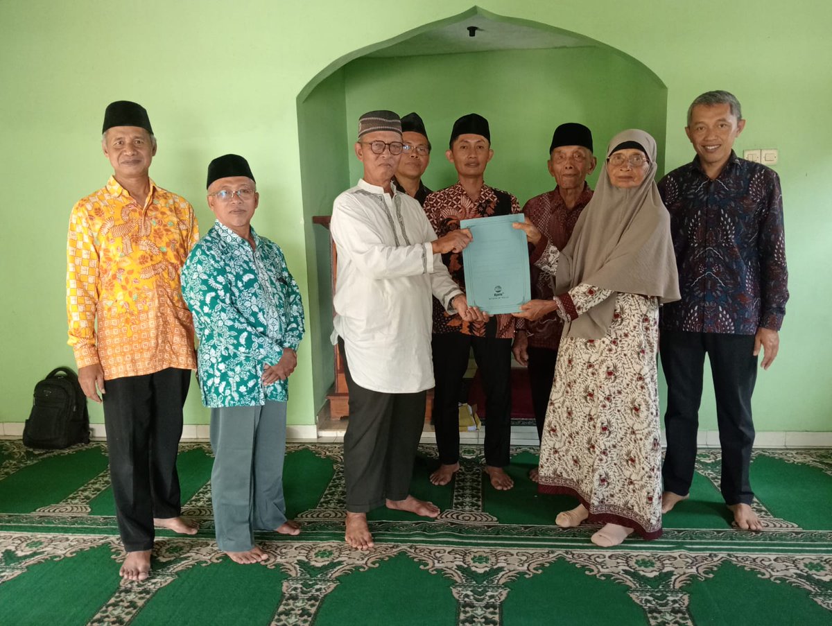 pcmminggir's tweet photo. Penandatanganan Ikrar Akta Wakaf Tanah Plembon RT 04 RW 13 untuk Gedung TK ABA dan PAUD dari Wakif Ibu Hj. Sarjilah ke Nadzir PCM Minggir (H. Ngadimin, S.Pd, .M.Pd), luas +- 614 m2 https://t.co/dKjekkcGL3