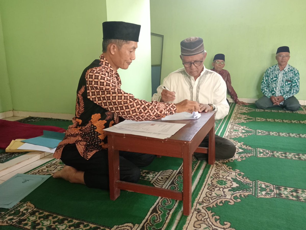 pcmminggir's tweet photo. Penandatanganan Ikrar Akta Wakaf Tanah Plembon RT 04 RW 13 untuk Gedung TK ABA dan PAUD dari Wakif Ibu Hj. Sarjilah ke Nadzir PCM Minggir (H. Ngadimin, S.Pd, .M.Pd), luas +- 614 m2 https://t.co/dKjekkcGL3
