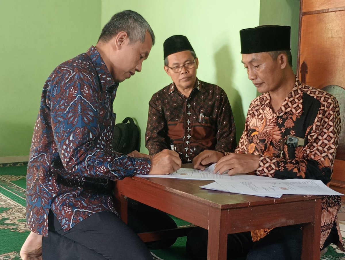 Penandatanganan Ikrar Akta Wakaf Tanah Plembon RT 04 RW 13 untuk Gedung TK ABA dan PAUD dari Wakif Ibu Hj. Sarjilah ke Nadzir PCM Minggir (H. Ngadimin, S.Pd, .M.Pd), luas +- 614 m2