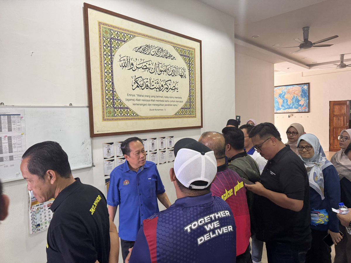 ahmadmaslan's tweet photo. 140 orang ahli Kelab Sukan #JKR #Johor dari 10 daerah hadir ke Madrasah #Tahfiz Pendita #Madani, MTPM, di Pt Hj Yusof #Benut, #Pontian.
Selaku Pengerusi #MTPM, saya hadir menerima mereka.
Diketuai Ir Zainal Tumian, Pengarah JKR Johor. 8 pagi - 12.30 tghari. Khamis 4/12/25. https://t.co/YLGQ85KKEb