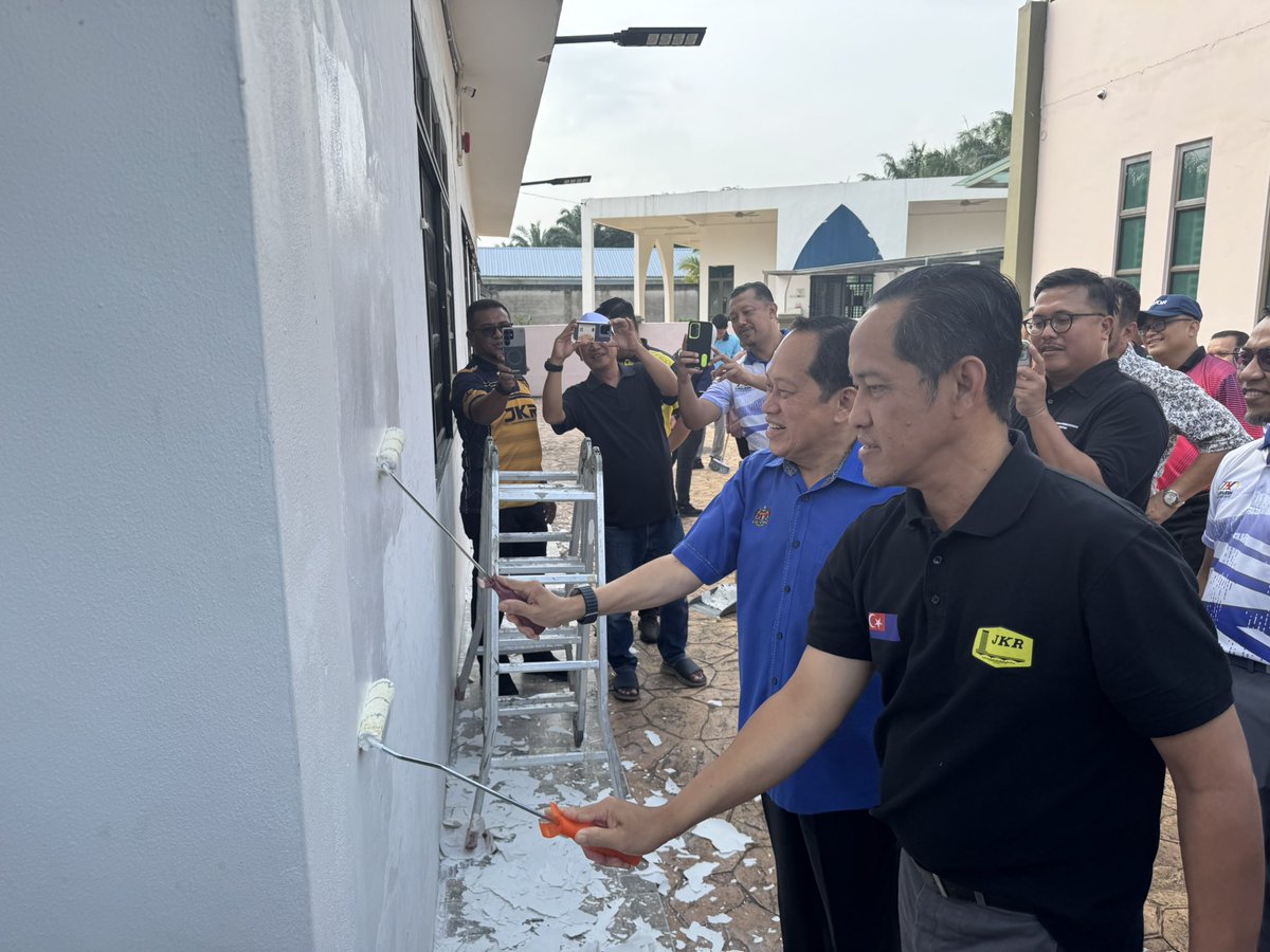 ahmadmaslan's tweet photo. 140 orang ahli Kelab Sukan #JKR #Johor dari 10 daerah hadir ke Madrasah #Tahfiz Pendita #Madani, MTPM, di Pt Hj Yusof #Benut, #Pontian.
Selaku Pengerusi #MTPM, saya hadir menerima mereka.
Diketuai Ir Zainal Tumian, Pengarah JKR Johor. 8 pagi - 12.30 tghari. Khamis 4/12/25. https://t.co/YLGQ85KKEb