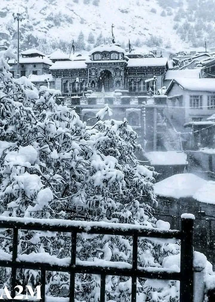 बद्रीनाथ धाम -
प्रकृति खुद भगवान का श्रृंगार करते हुए
जय लक्ष्मी नारायण 🙏🚩